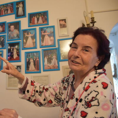 Evinin kapılarını açtı