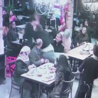 Garson, bebek sandalyesine çarptı, ortalık karıştı