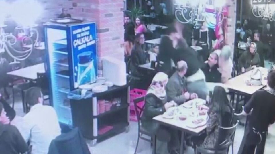 Garson, bebek sandalyesine çarptı, ortalık karıştı