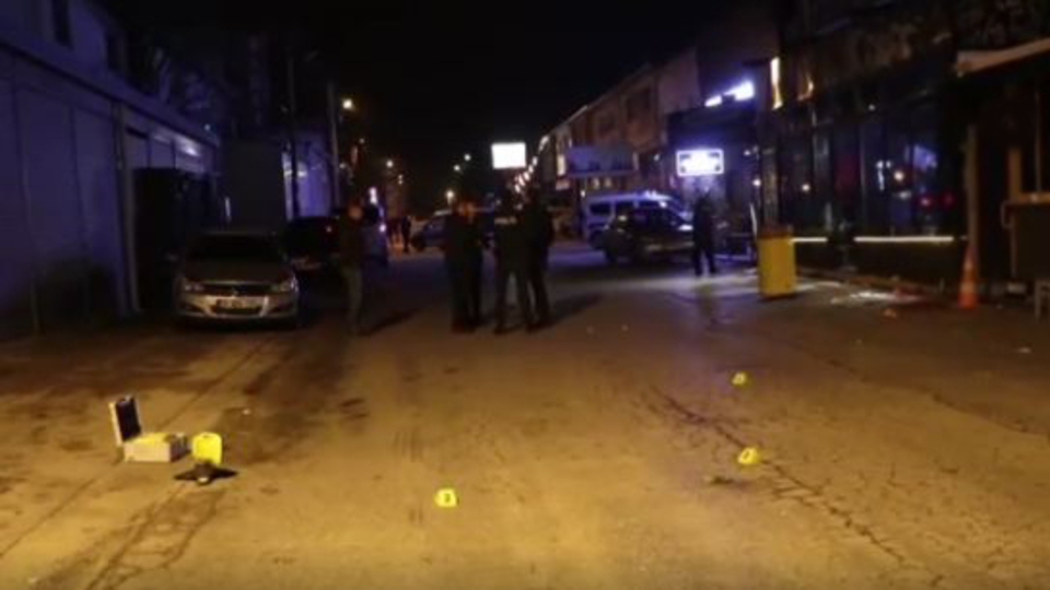 Gece kulübü önünde silahlı kavga: Yaralılar var