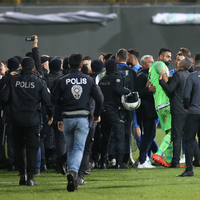 Maç sonu saha karıştı!