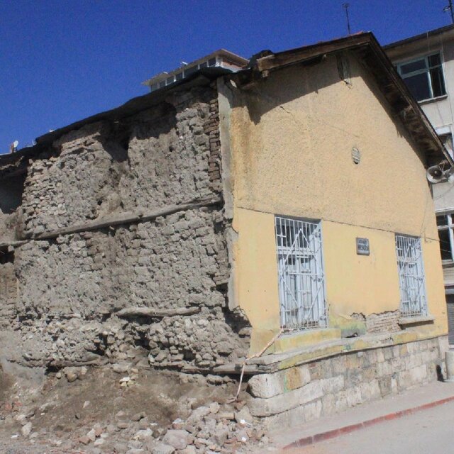 Tarihi mescide kentsel dönüşüm kepçesi
