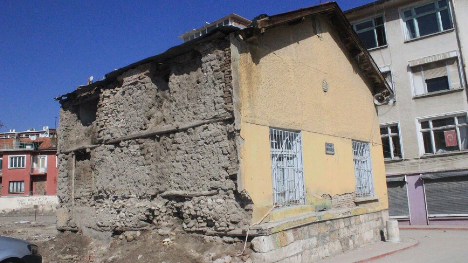 Tarihi mescide kentsel dönüşüm kepçesi