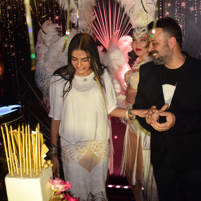 Eşine helikopter hediye etti