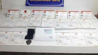 Çakarlı araçtan belge çetesi çıktı