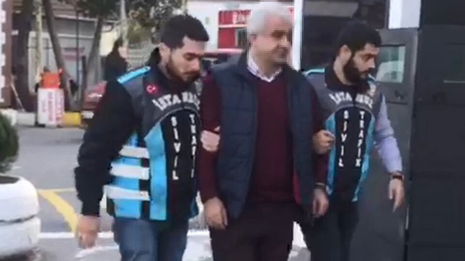 Korna çalan kadın sürücüyü darp etti!