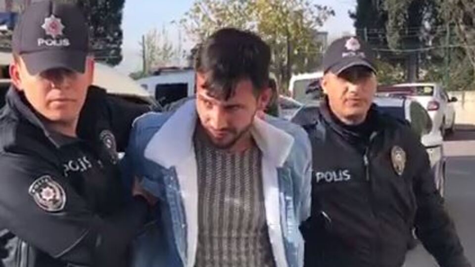 Eşini sokakta 20 kez bıçakladı!