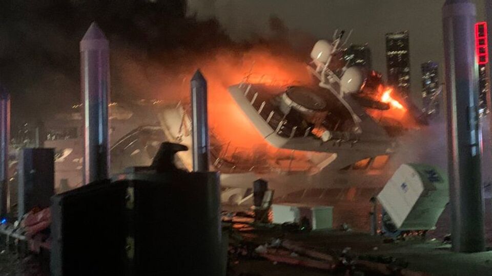 Ünlü şarkıcıya büyük şok!