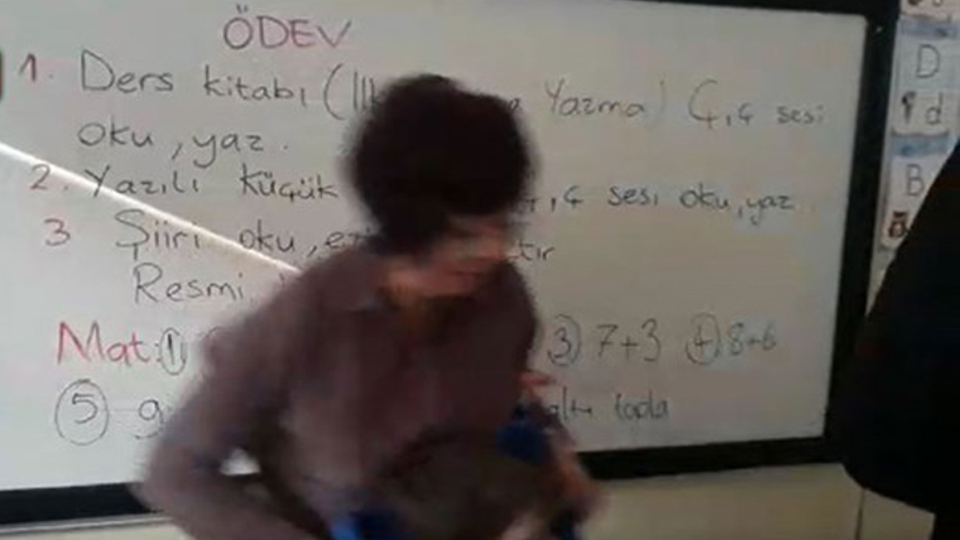 Skandal görüntü! O öğretmen açığa alındı