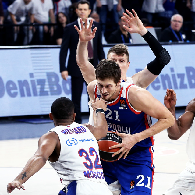 Anadolu Efes evinde kaybetti