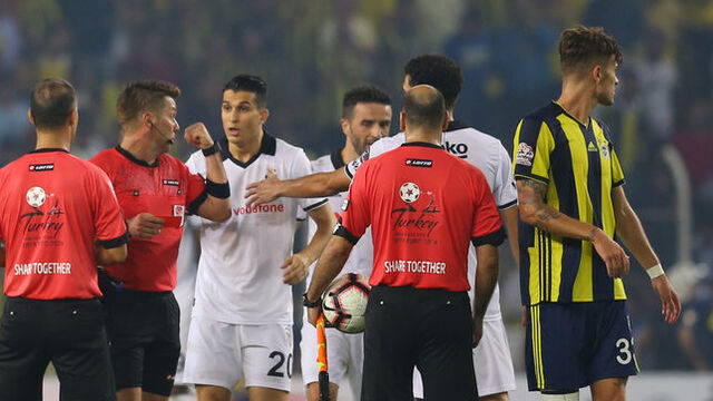 Derbide kartlar havada uçuşuyor