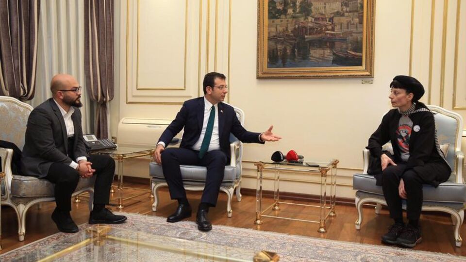 İmamoğlu, eylem yapan hayvanseverlerle görüştü