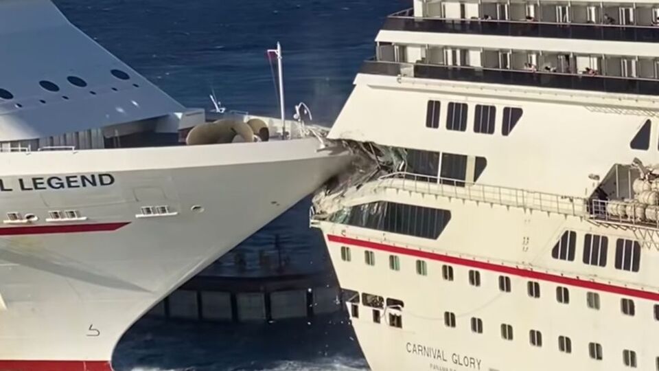 Yolcu gemileri çarpıştı