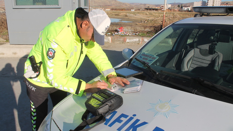 Eşine acımadı