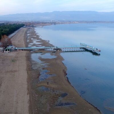 Kuraklık 6'ncı büyük gölü de vurdu! Su 25 metre çekildi!