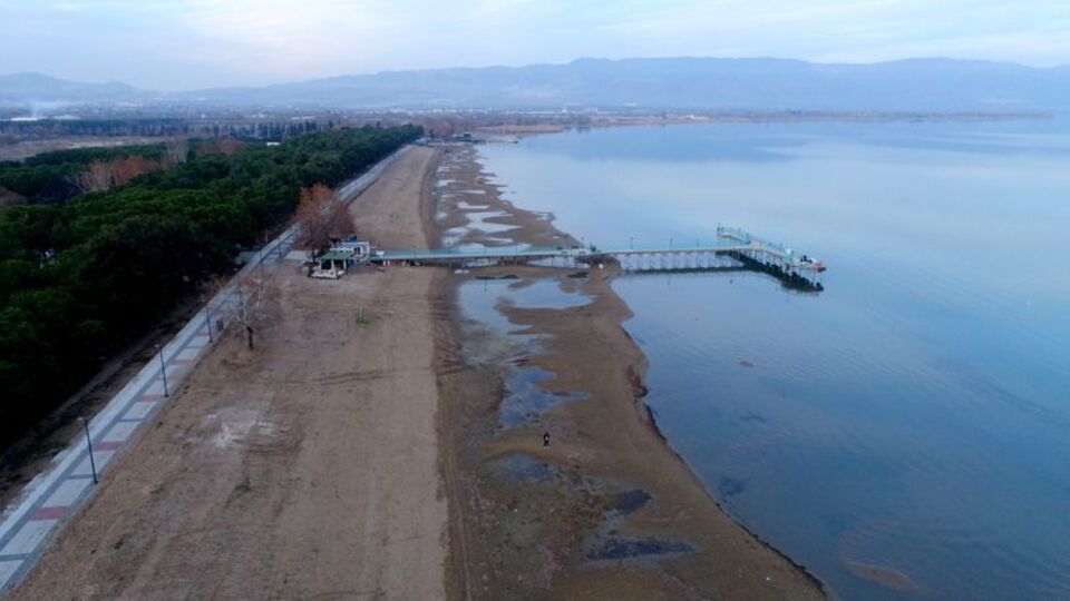 Kuraklık 6'ncı büyük gölü de vurdu! Su 25 metre çekildi!