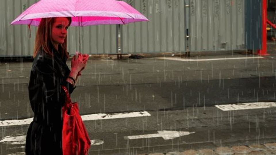 Lodos İstanbul'u vurdu! Çatı uçtu, ağaç devrildi!