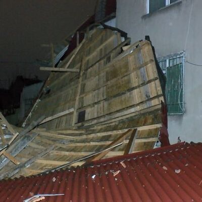 Şiddetli lodos çatıyı yerinden söktü!