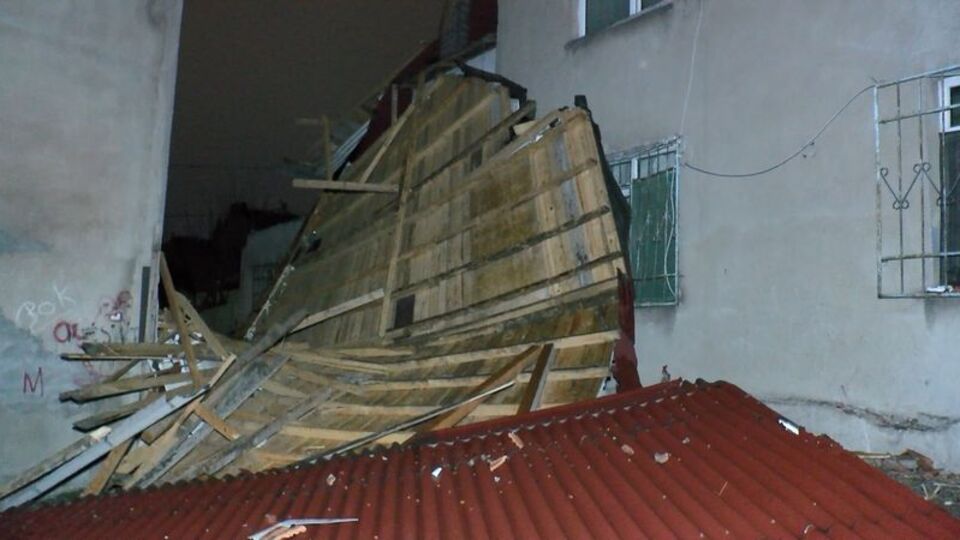 Şiddetli lodos çatıyı yerinden söktü!