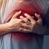 Göğüs ağrısına dikkat! O hastalığın habercisi