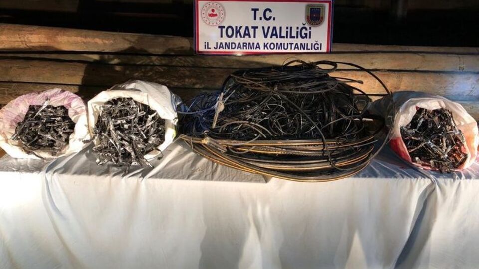 Şoke eden olay! Telefon direklerini çaldılar!