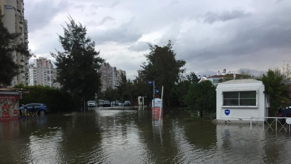Su baskını evlere hapsetti!