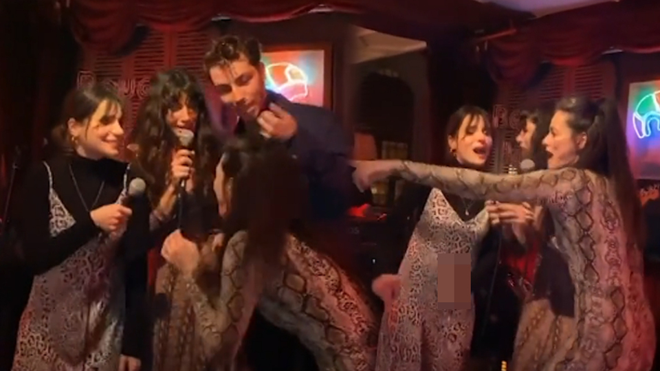 Ünlü oyunculardan canlı performans