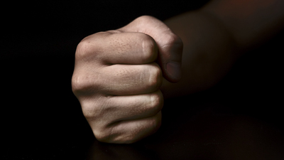 Parmağı uyuşunca gerçek ortaya çıktı!