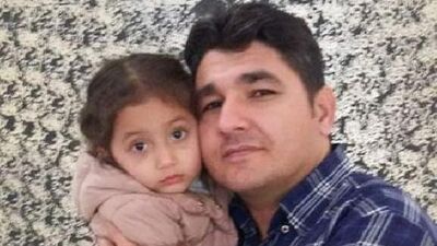 Babasıyla yürüyordu! Sırtına 100 saçma!