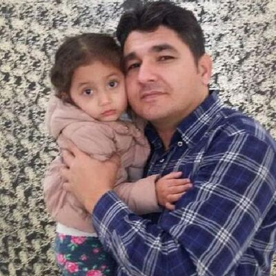 Babasıyla yürüyordu! Sırtına 100 saçma!