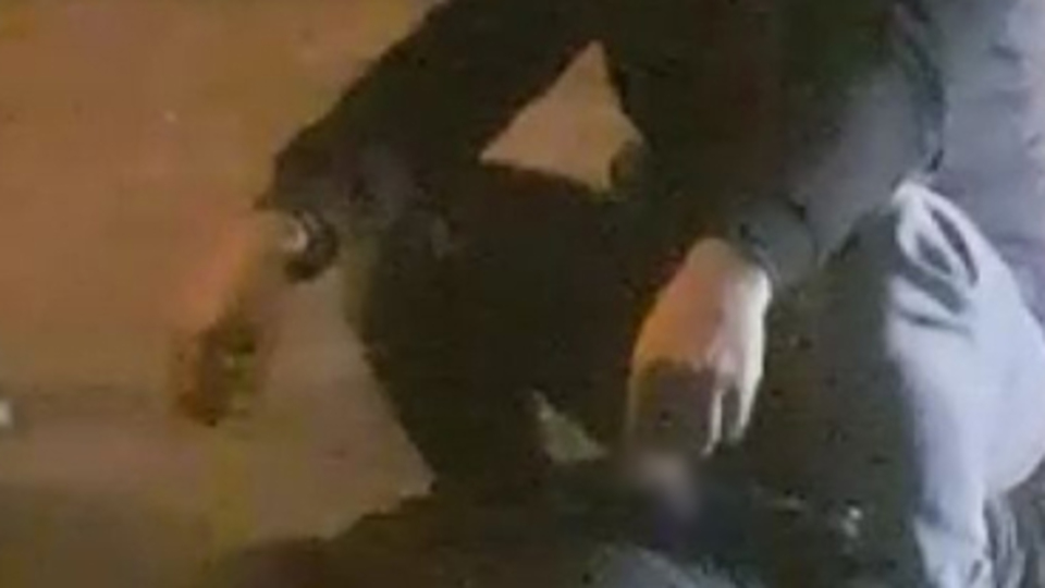 Yakaladığı hırsız kaçmasın diye üzerine oturdu!