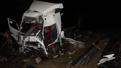 İki tır kafa kafaya çarpıştı: 2 ölü!