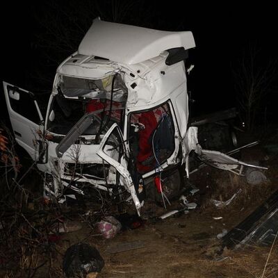 İki tır kafa kafaya çarpıştı: 2 ölü!