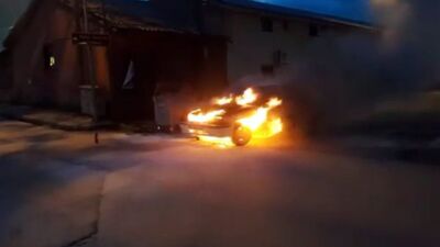 Seyir halindeki araç alev alev yandı