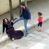 Eşini sokak ortasında dövmüştü... İşte cezası