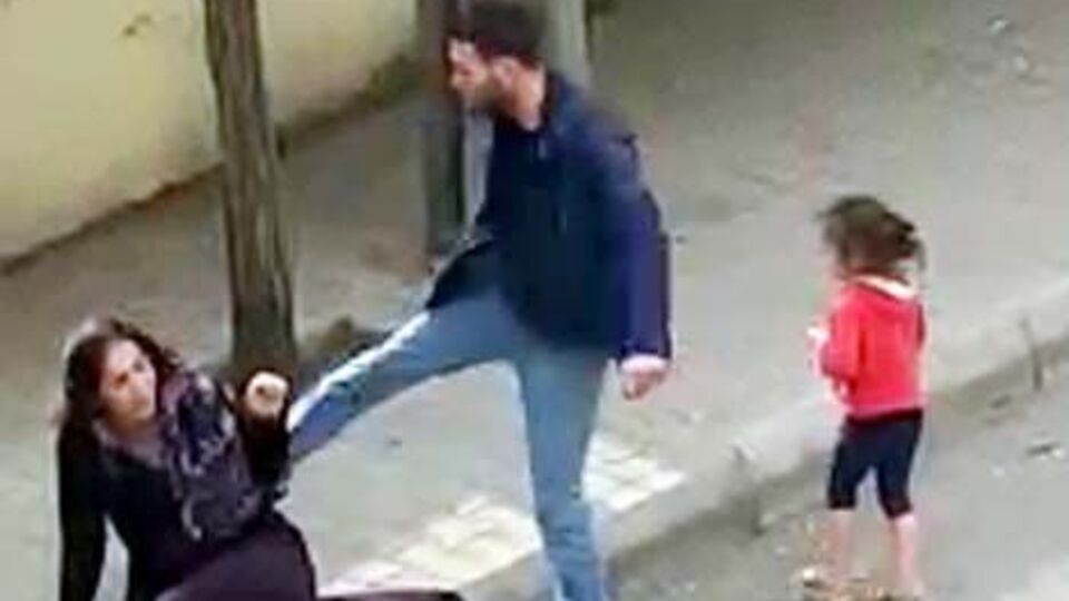Eşini sokak ortasında dövmüştü... İşte cezası