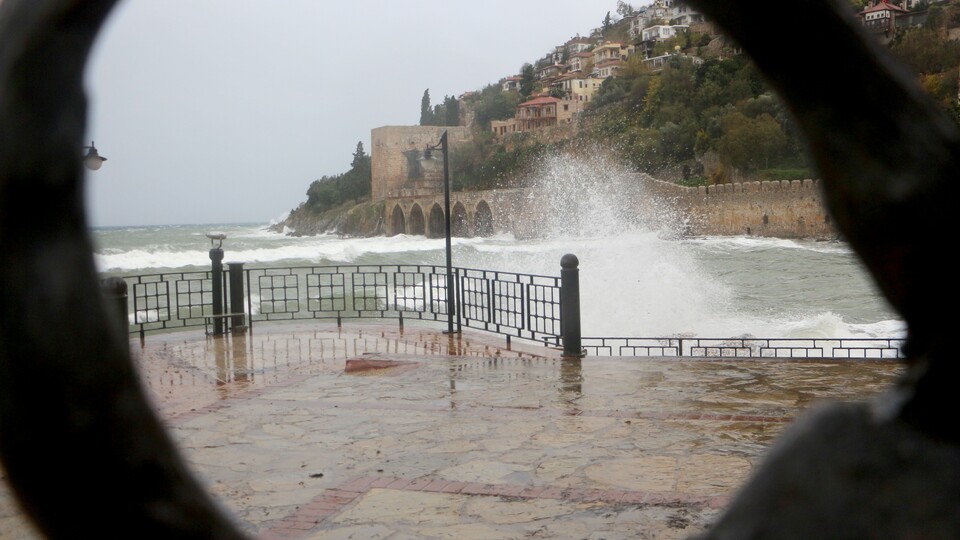 Batıda sağanak, doğuda kar!