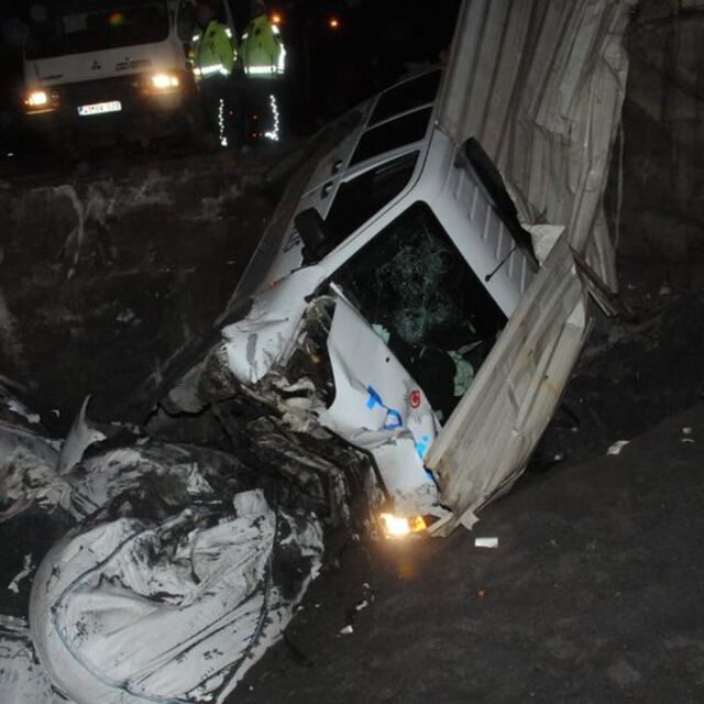 Şüpheli araç polis otosuna çarptı
