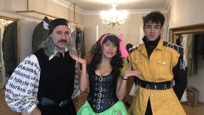 Yeniden tiyatro sahnesinde!