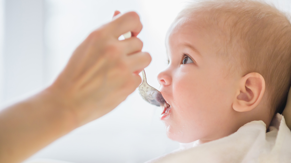 Bebeklerde ek gıdaya ne zaman geçilmeli?