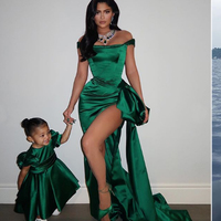 Kızıyla ikiz gibi...