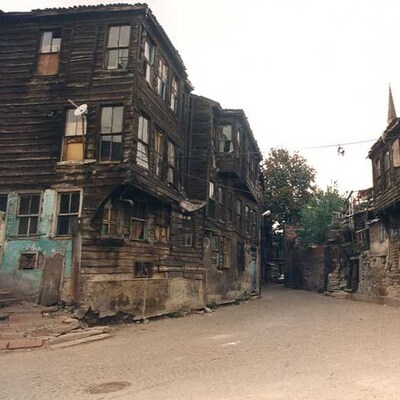 Zeyrek evlerini çürümeye terk ettik!