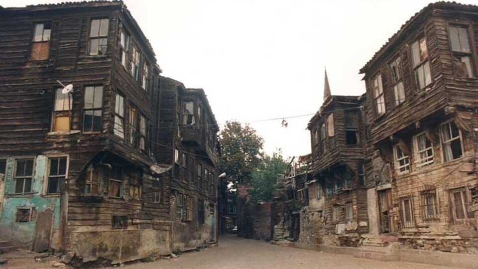 Zeyrek evlerini çürümeye terk ettik!