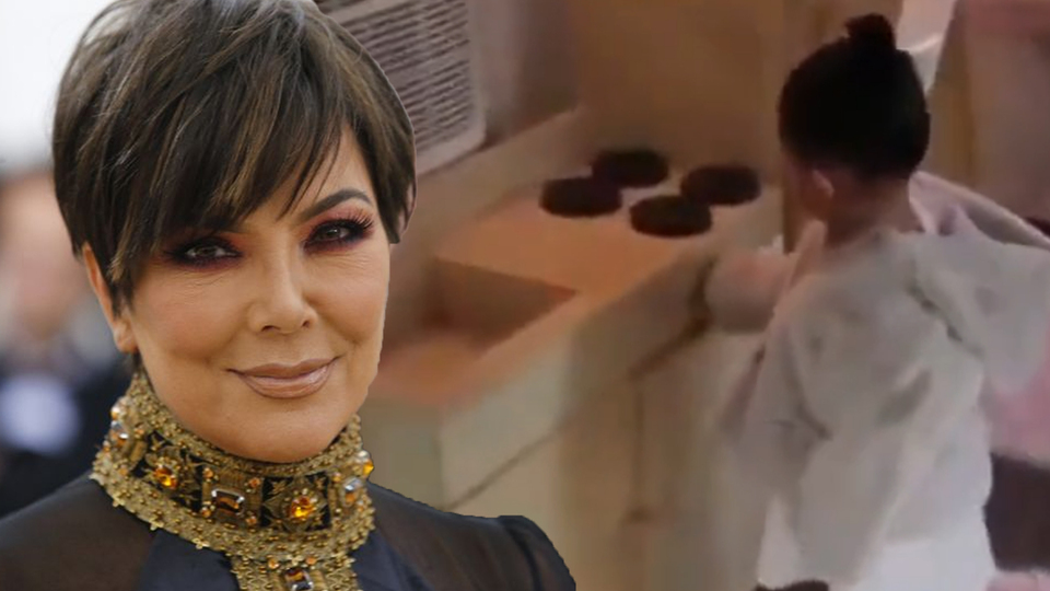 Torunu için dev bir oyuncak ev yaptırdı