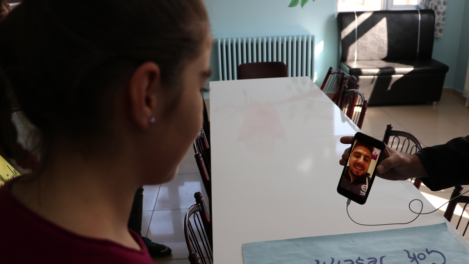 Ozan, Diyarbakırlı öğrencilerin yüzünü güldürdü