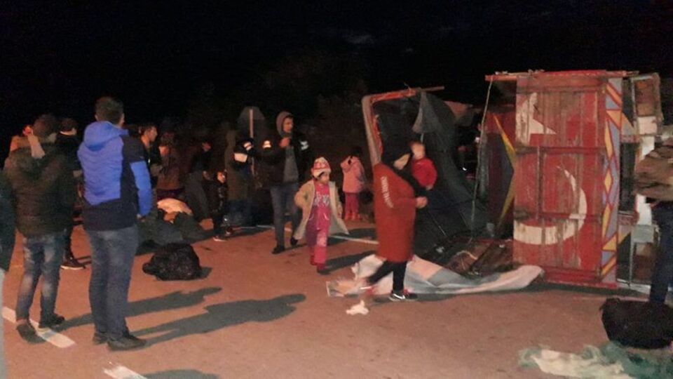 Kaçak göçmenlerin taşındığı kamyonet devrildi!