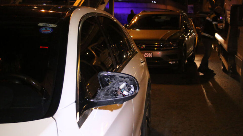 Polisi görünce çocuğu araçta bırakıp kaçtı