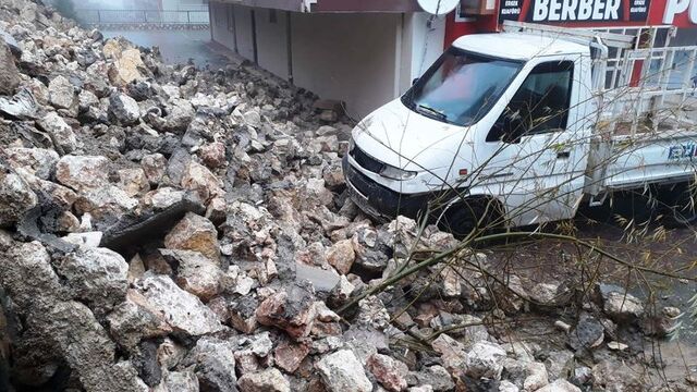 4 katlı bina aşırı yağıştan çöktü!