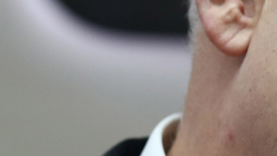 Netanyahu'yu podyumdan kaçırdılar