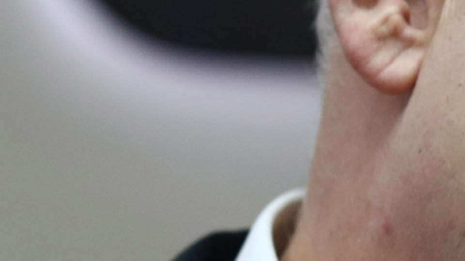 Netanyahu'yu podyumdan kaçırdılar